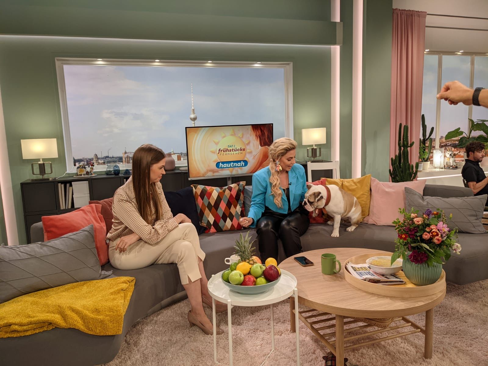Fachanwältin Livia Merla im Studio des Sat.1 Frühstücksfernsehens (Totale)