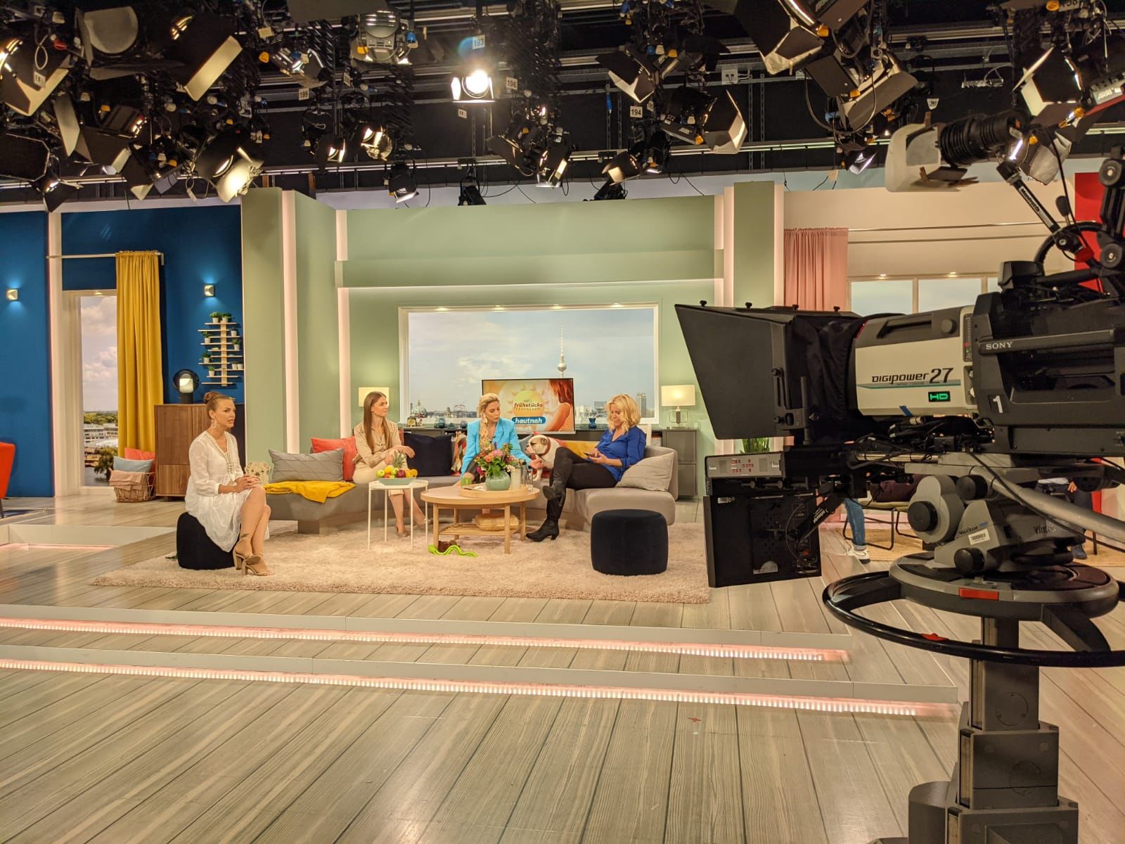 Livia Merla im SAT 1 Frühstücksfernsehen mit drei Moderatorinnen