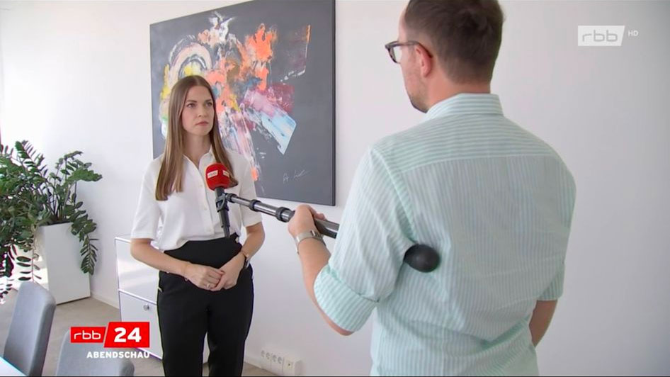 Livia Merla im RBB Interview im Besprechungsraum von mgp Arbeitsrecht