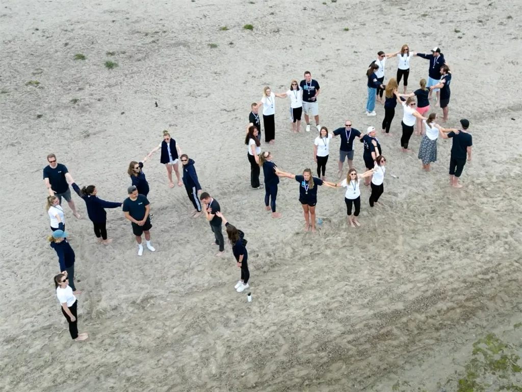Ein Teil des mgp Teams bei einem Event am Strand.