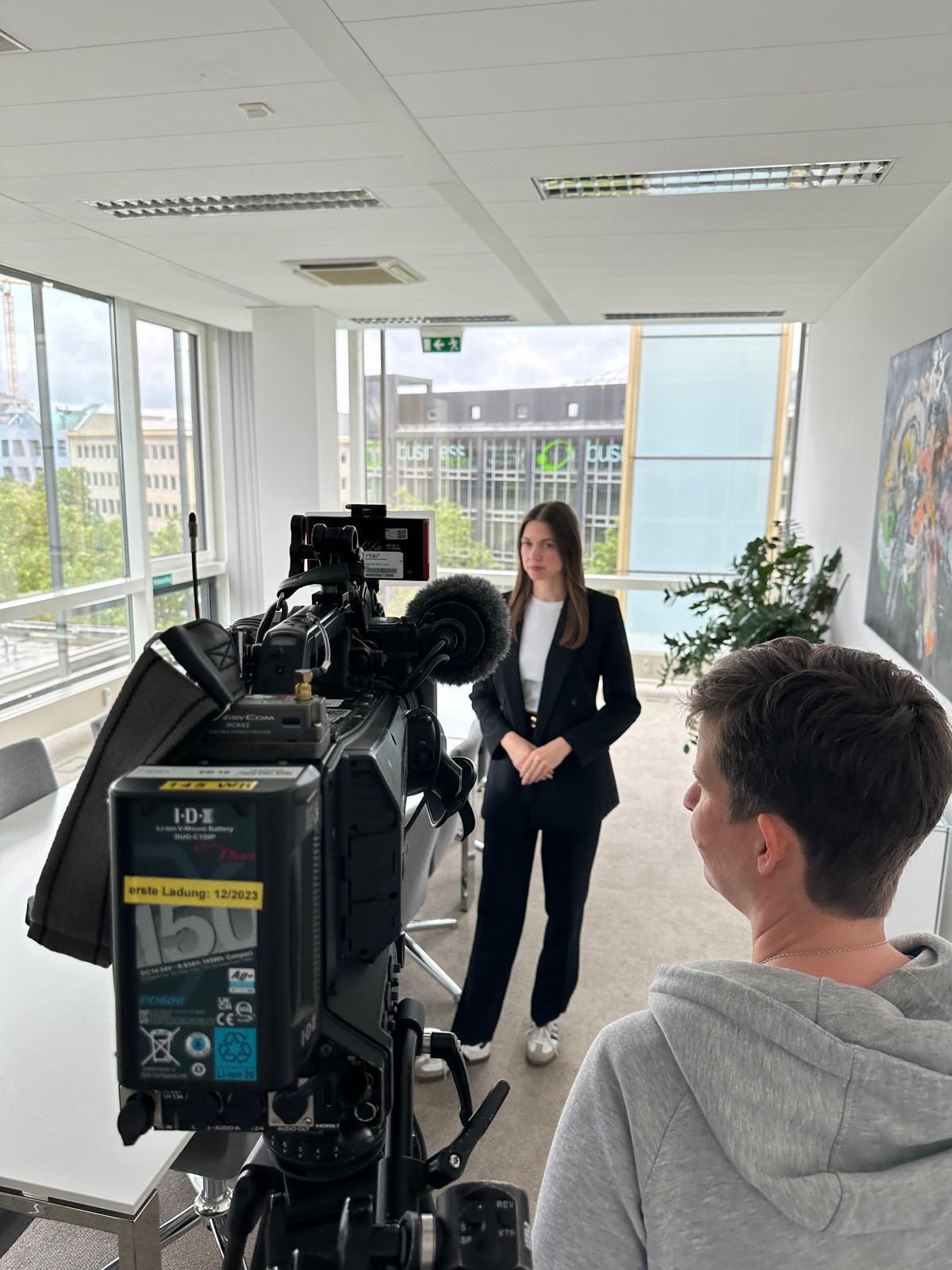 Kamerateam beim Interview in den Räumen der Kanzlei mgp