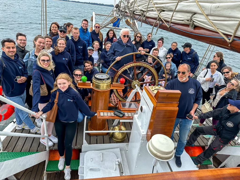 Das Team von mgp bei einem Teamausflug auf einem Boot.