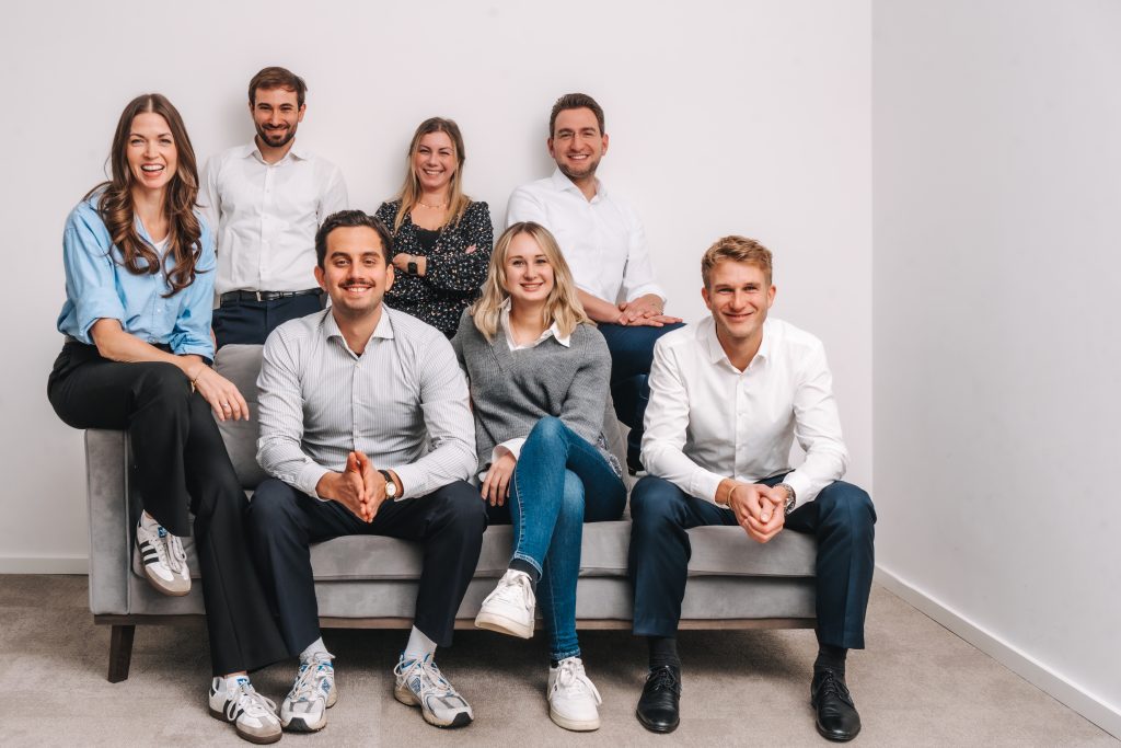Team der Kanzlei mgp auf einem Sofa im Büro