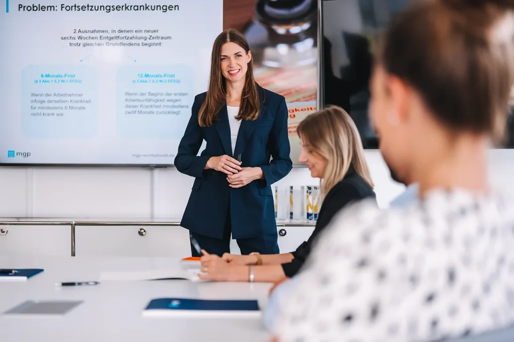 Lvia Merla erklärt bei einer Inhouse Schulung den Teilnehmern die Problematik zu Fortsetzungserkrankungen.