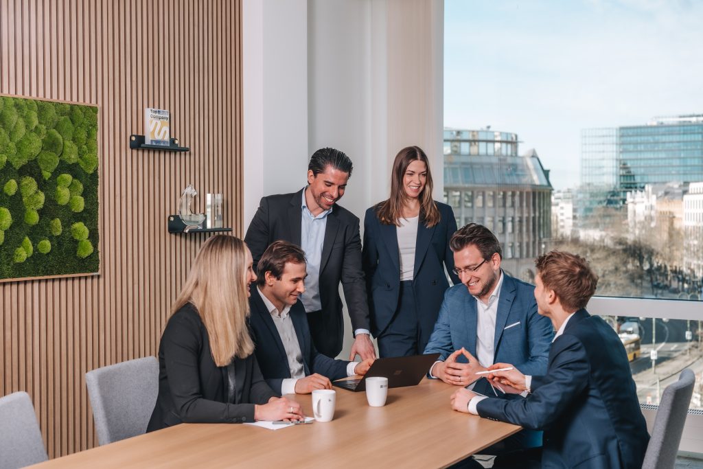 Das Arbeitsrechts Team von mgp sitzend und stehend in der Kanzlei