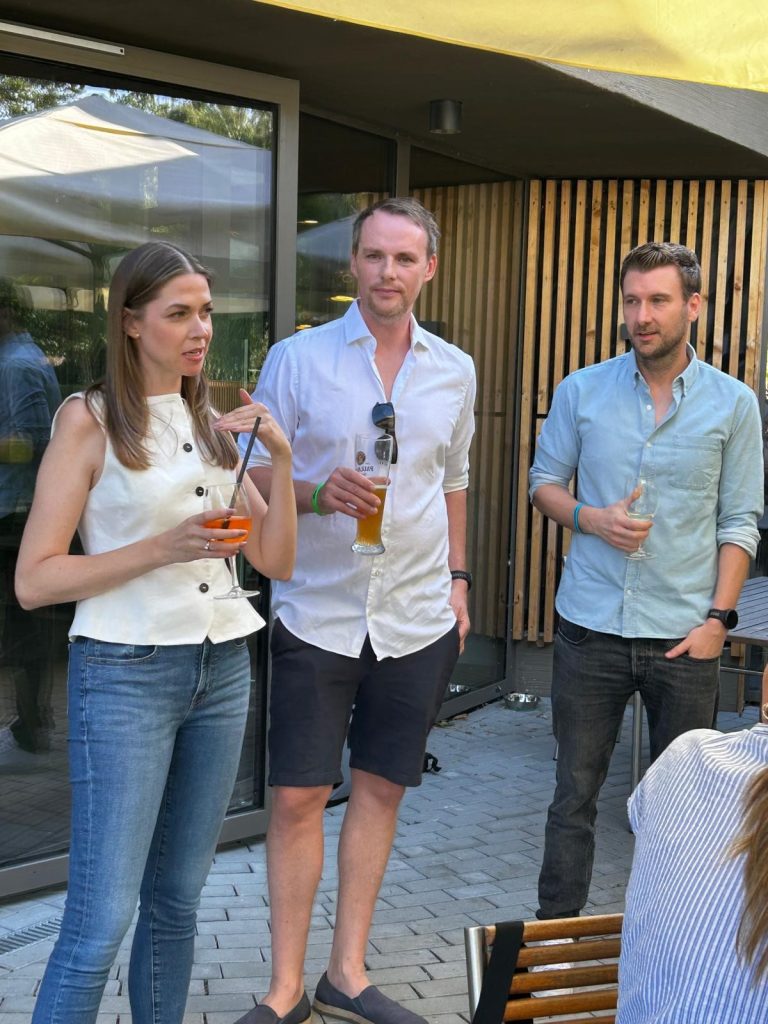 Die 3 Partner der Kanzlei auf einem Teamevent halten eine Rede.